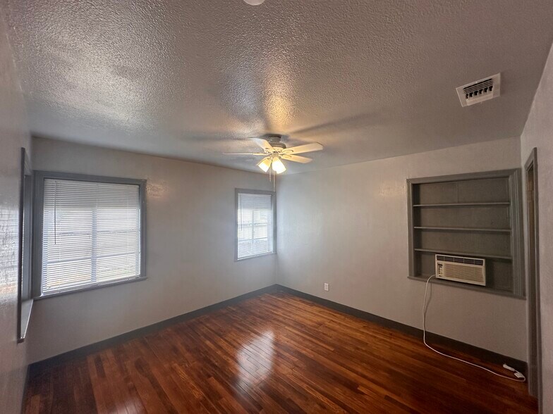 Building Photo - 3805 Highland Dr