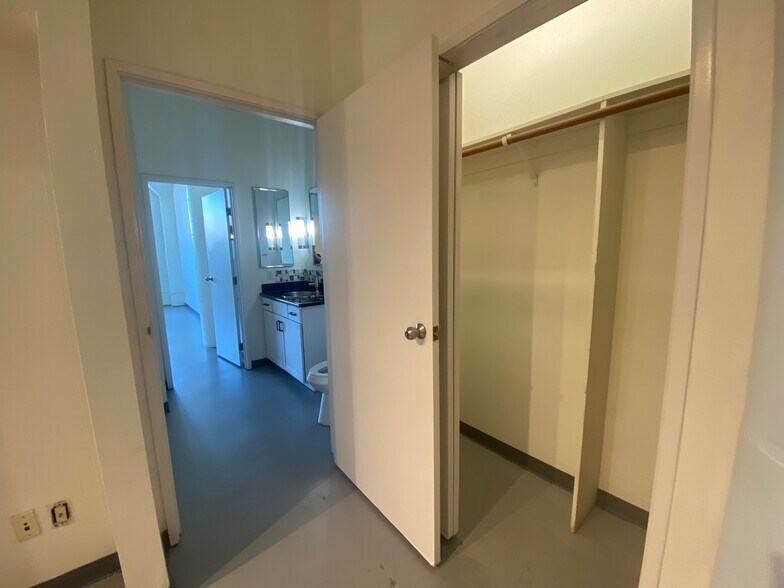 Building Photo - 420 S San Pedro St