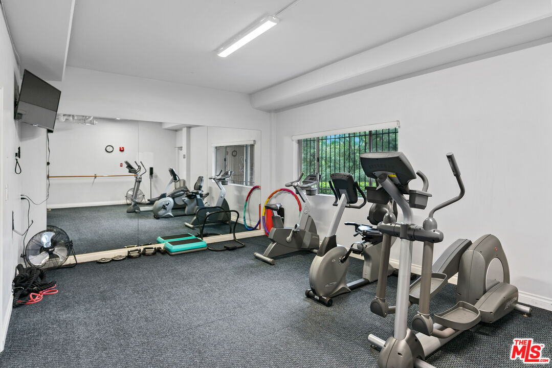 Building Photo - 6752 Hillpark Dr