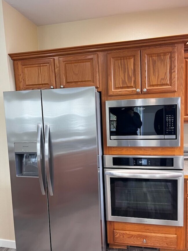 Building Photo - Elegant home in UP with primary bedroom suite on main level