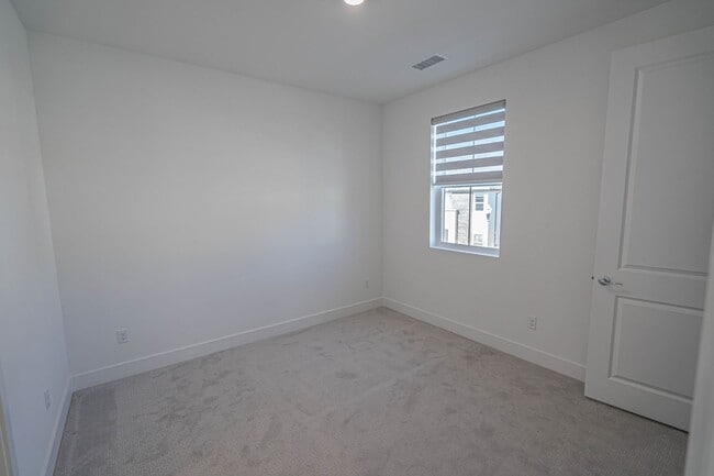 Building Photo - 5-Bedroom Home with Loft in Gated Victoria at Plum Canyon!