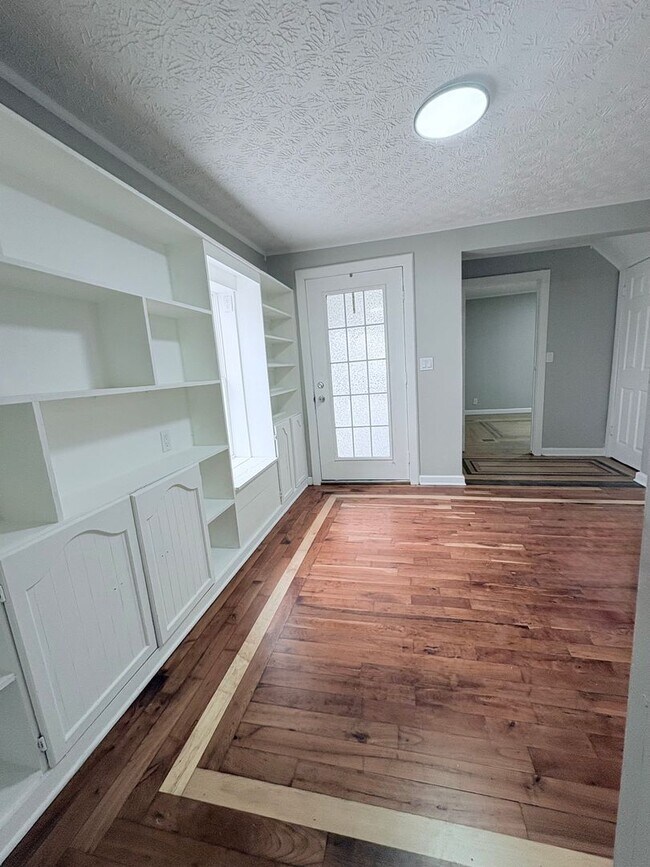 Building Photo - Charming 4 beds 3 baths in Reynoldsbug!