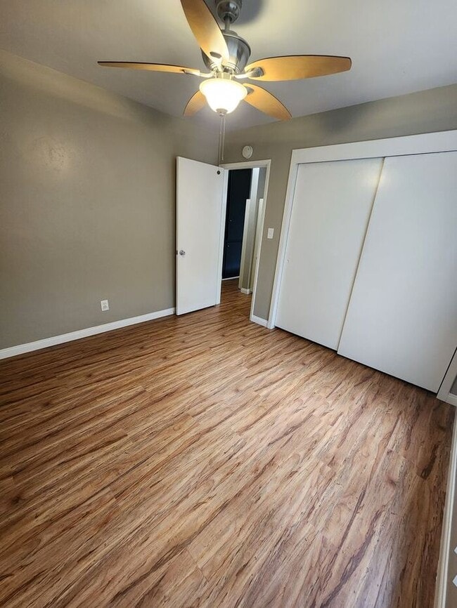 Building Photo - Spacious 2BR Duplex For Rent with a private patio/yard. Close to Sail Bay