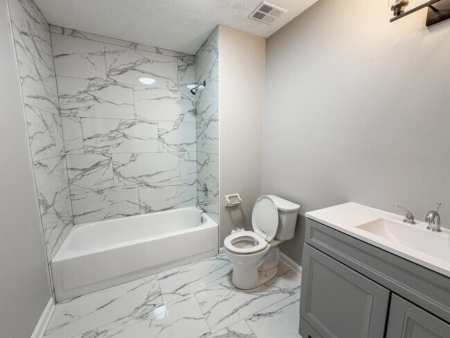 Building Photo - 3915 Oak Rd