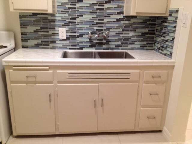 Kitchen with Blue Glass backsplash + deep stainless steel sink - 1314 N Vista St