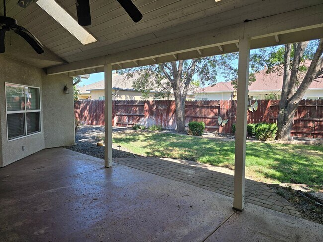 Building Photo - 105 Sterling Oaks Dr