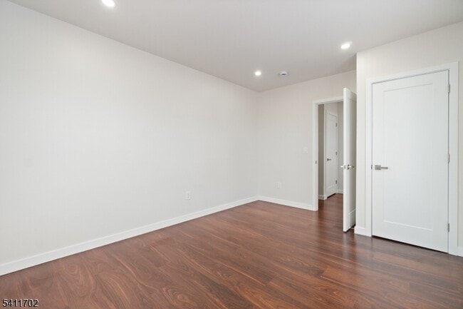 Building Photo - 826 George St