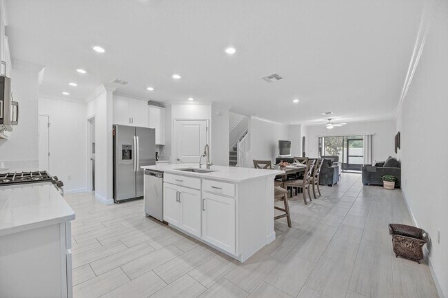 Building Photo - 17334 Holly Wl Ave