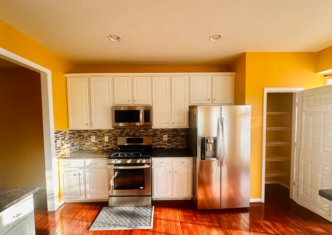 Building Photo - 22702 Lamoreaux Landing Square