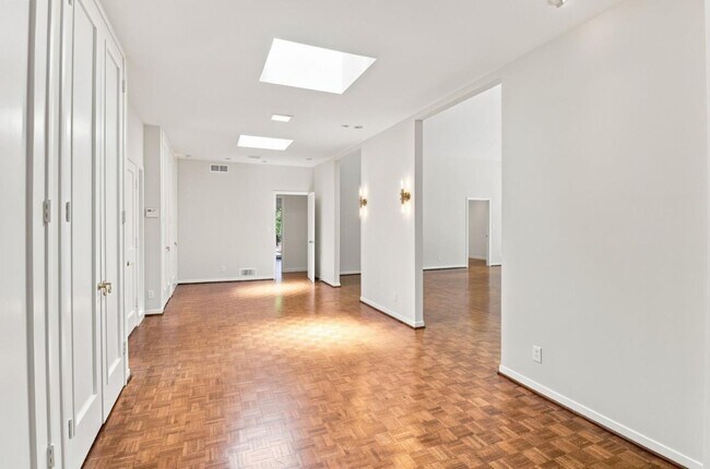 Building Photo - 820 Eucalyptus Ave