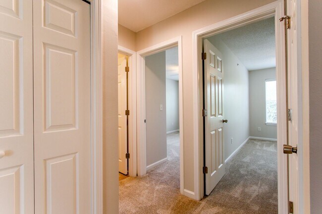 Building Photo - Enjoy this beautifully updated 3 Bed/3 Bat...