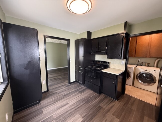 Building Photo - 122 Hathaway St