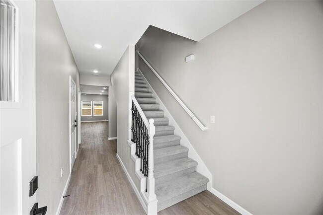 Building Photo - 10214 Hollyglen Dr