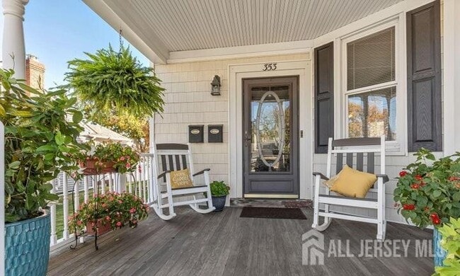 Building Photo - 353 Main St