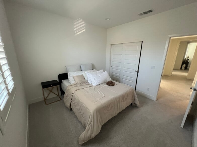 Room 3 - 5176 Julia Berger Cir