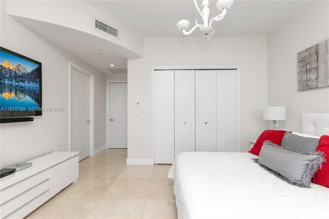 Building Photo - 17121 Collins Ave