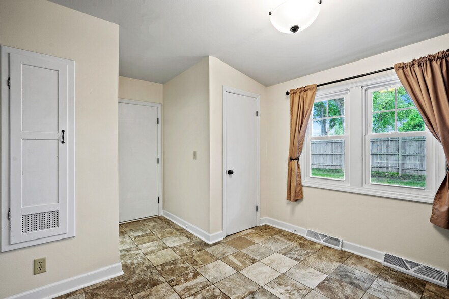 Building Photo - 853 Thackeray Trl