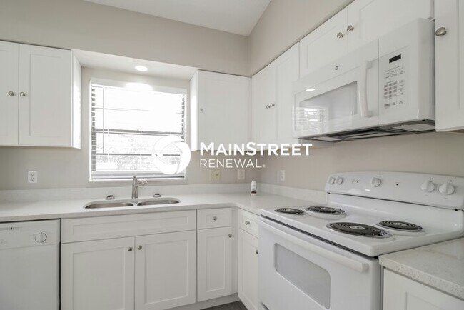Building Photo - 4 Bedroom Pet-Friendly Home in Deltona, FL with Main Street Renewal
