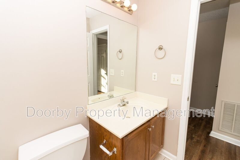 Building Photo - 464 Guyler St