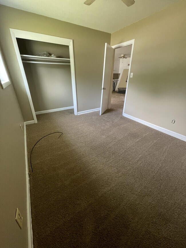 Building Photo - 3035 Wedgewood Dr