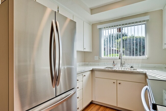 Building Photo - Newly Remodeled 3BR, 2BA, 1,117sf Duplex w...