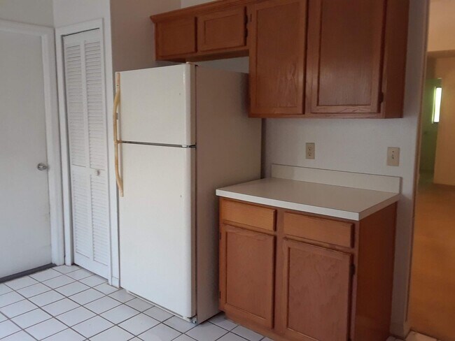 Building Photo - Lovely 3 Bedroom 2 Bathroom HOME!!!