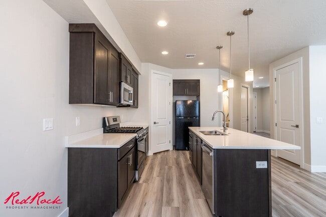 Building Photo - Hurricane Valley 3 Bedroom Townhome