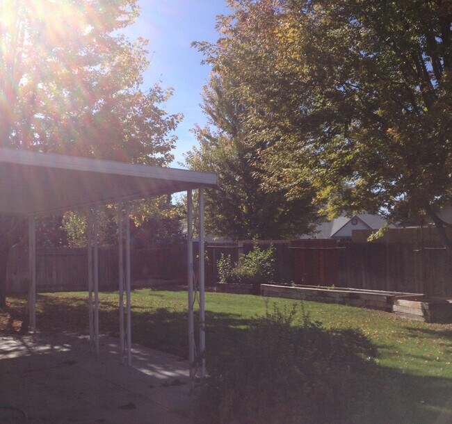 Building Photo - 4 bedroom 3 bath PLUS RV parking and great fenced yard.