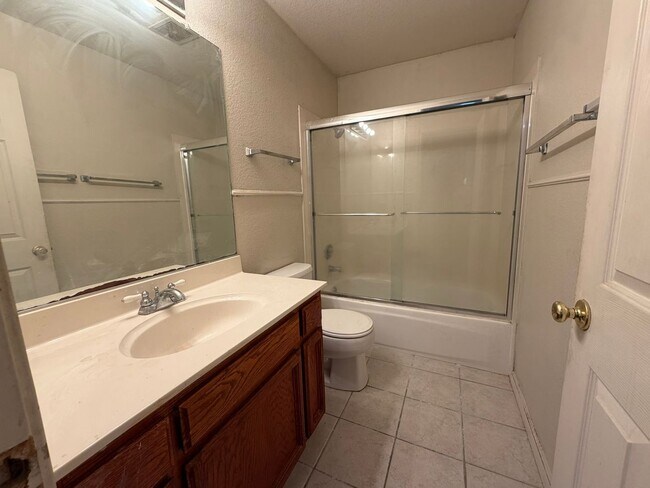 Building Photo - AVAILABLE NOW! Come view this 5 Bedroom single family home in Rocklin!