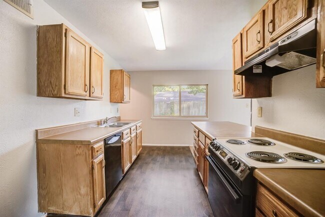 Building Photo - 2822 Canary Ln