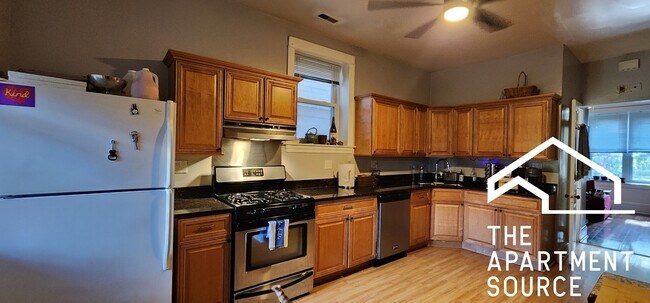 Building Photo - 1817 N Marshfield Ave