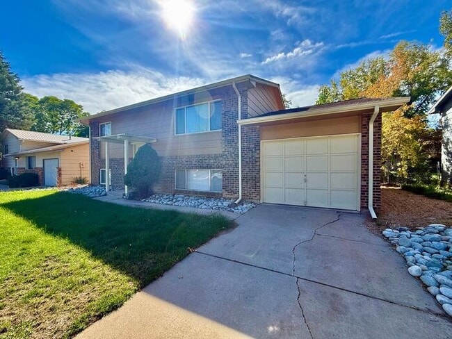 Building Photo - 6 MONTH LEASE SPECIAL! 4 Bed, 2 Bath Single Family Home near City Park!