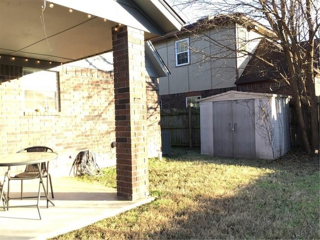 Building Photo - 2123 Lakecrest Dr