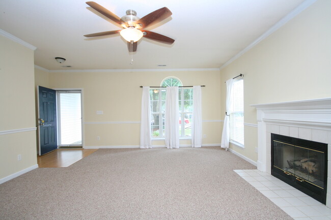 Building Photo - 215 River Oaks Dr