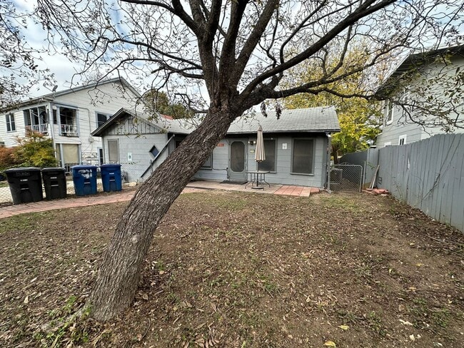 Building Photo - 2-BEDROOM DUPLEX IN MAHNCKE PARK