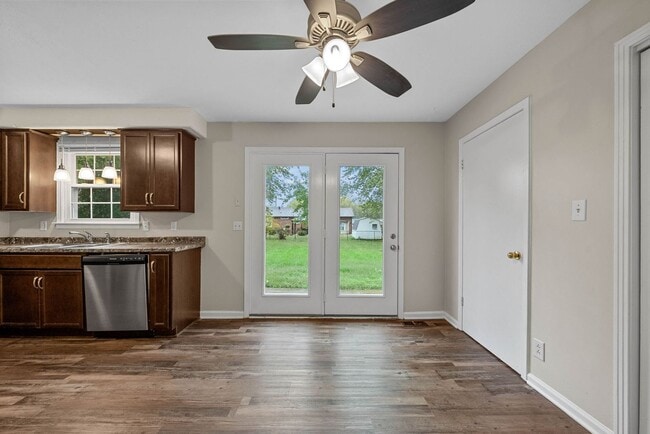 Building Photo - 4 Bedroom 2 Full Bath Pet Friendly Home For Rent!