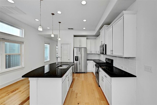 Building Photo - 2308 Hermia St