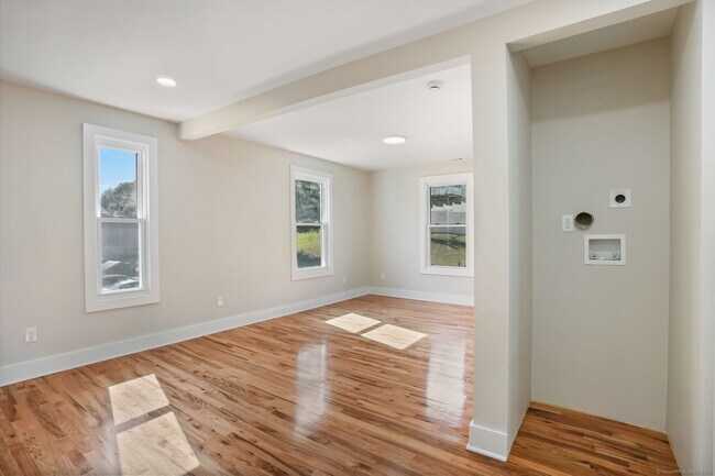 Building Photo - 10 Perry Hill Rd