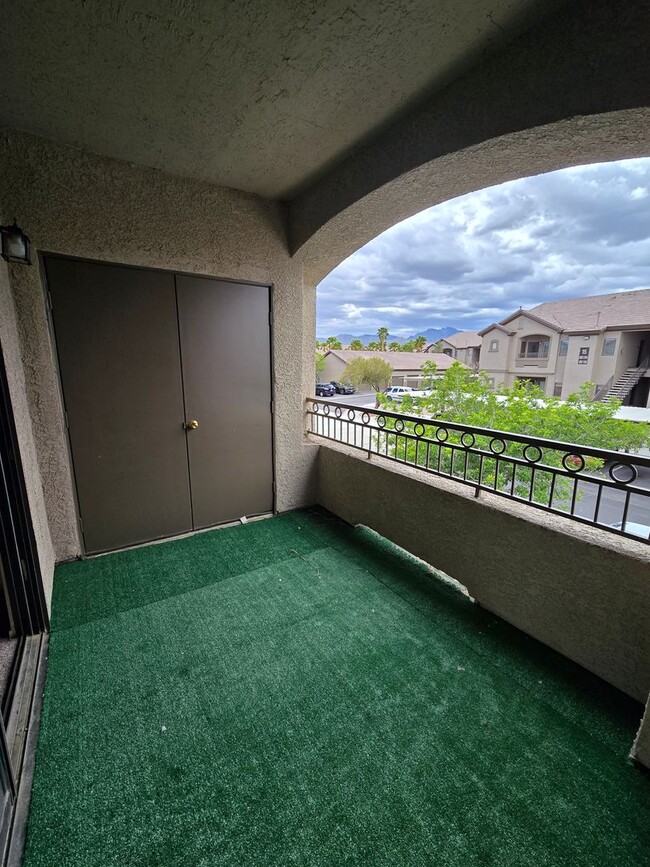 Building Photo - A Charming 3 Bedroom upstairs unit in NW L...