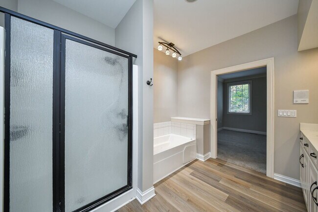 Building Photo - 325 Delnor Glen Dr