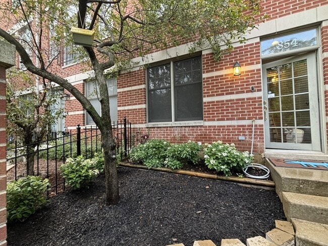 Primary Photo - 854 N Ogden Ave