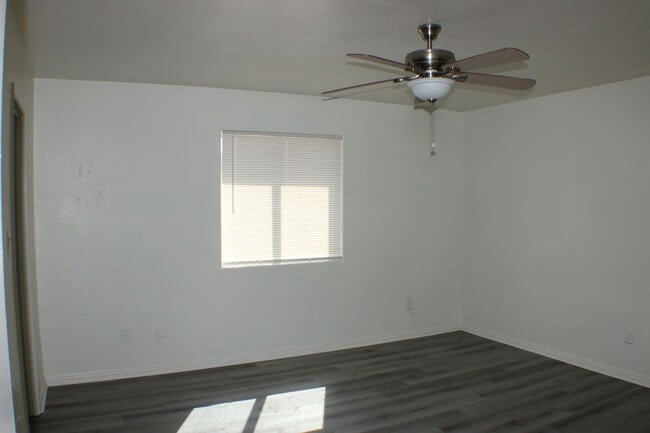 Building Photo - Move-In Ready 4BR/2BA with New Flooring, Fireplace & Spacious Kitchen