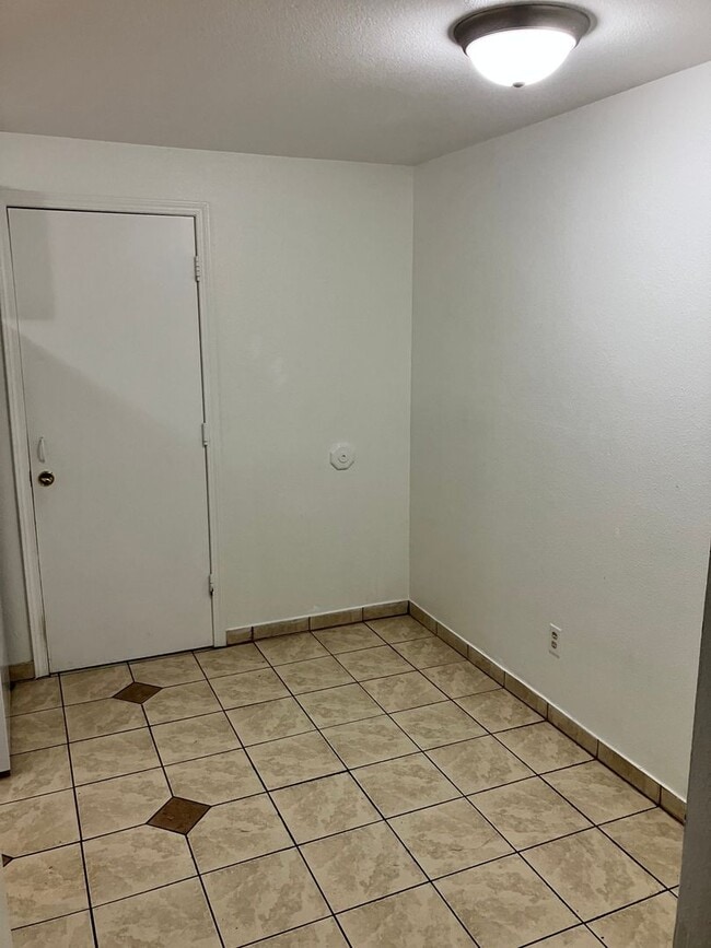 Building Photo - 2429 NE Saratoga St