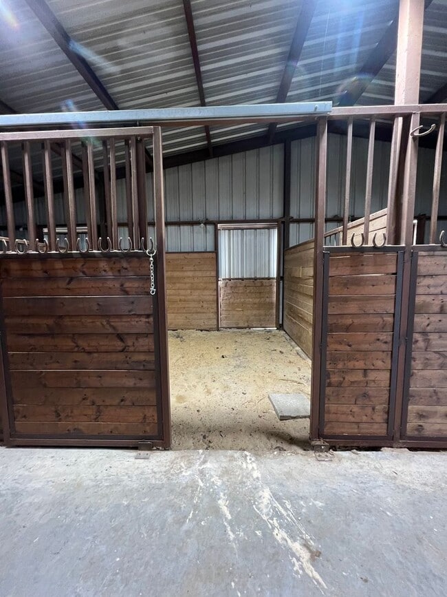 Building Photo - Horse Property - POOL - Country living at ...