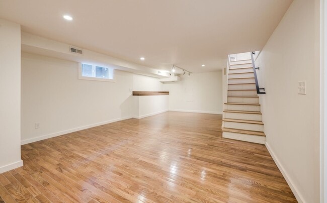 Building Photo - Queen Anne Craftsman - Available September...