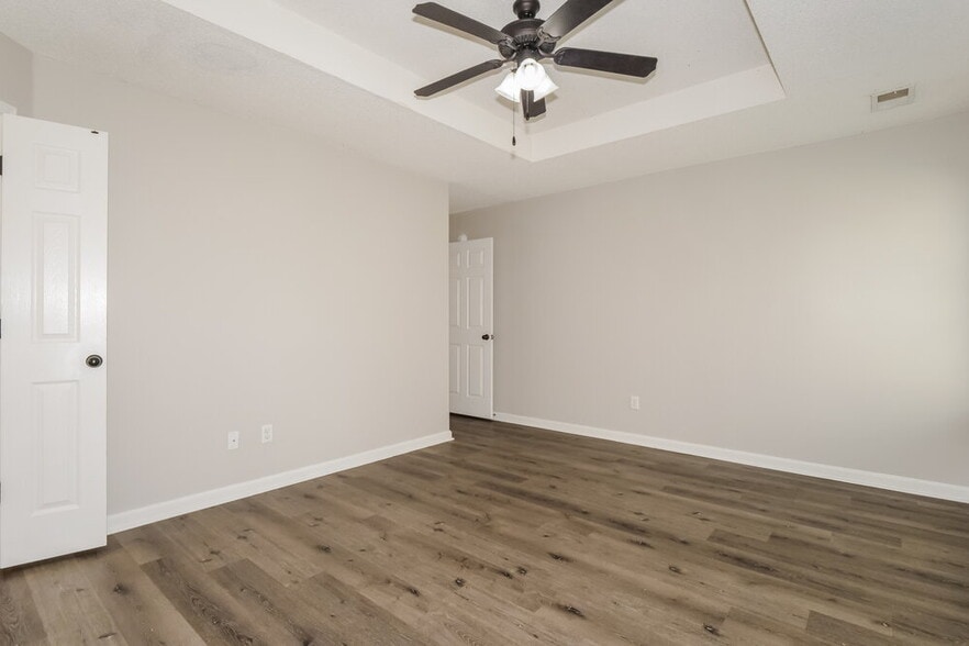 Building Photo - 7957 Gardendale Dr