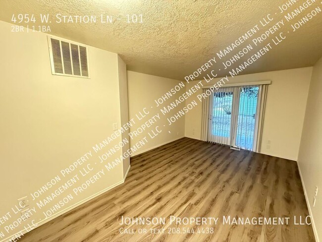 Building Photo - Walking distance to Lakeharbor and State S...