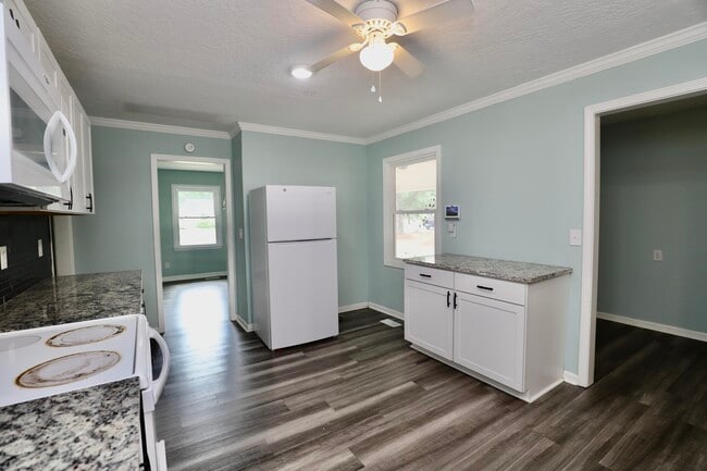 Building Photo - 807 N Guignard Dr