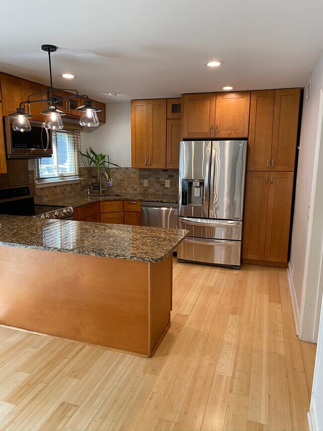 Building Photo - 6905 Highland Park Dr