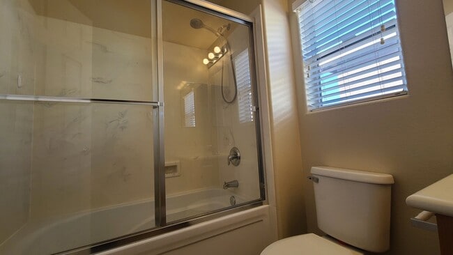 Building Photo - 3 Bedroom home located near Mountains Edge.